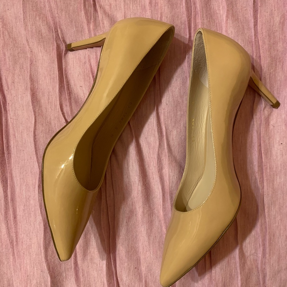 STUART WEITZMAN NUDE PATENT LEATHER PUMPS